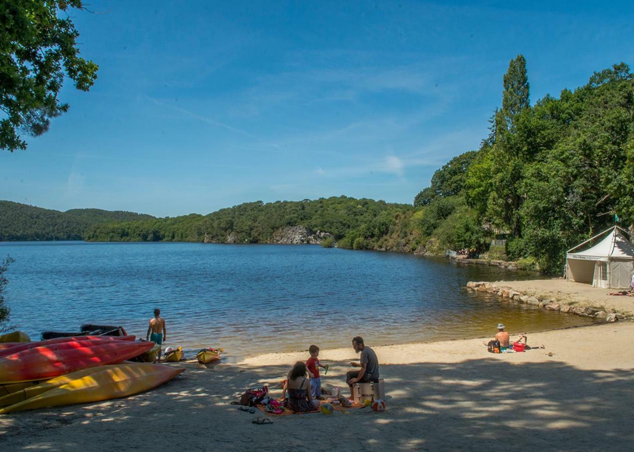 Auberge Le Canard Qui Rit Plélauff Buitenkant foto