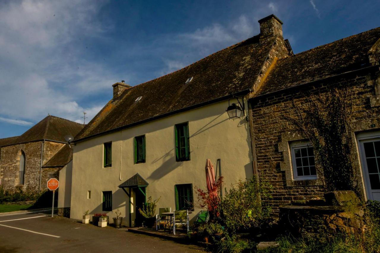 Auberge Le Canard Qui Rit Plélauff Buitenkant foto