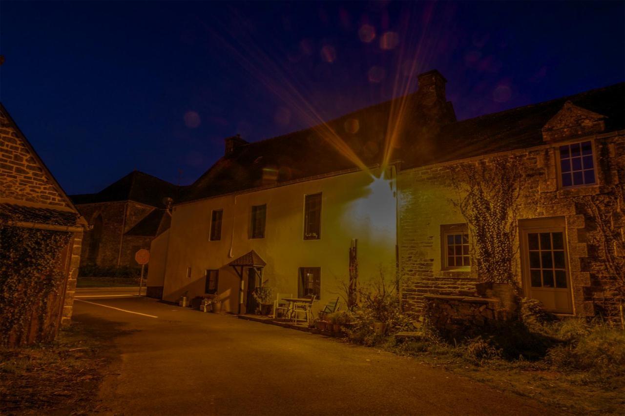 Auberge Le Canard Qui Rit Plélauff Buitenkant foto